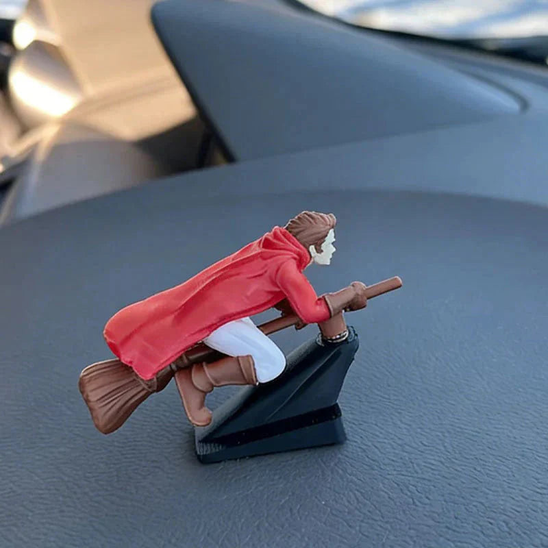 Maaginen luudanvarsikoriste auton kojelaudalle