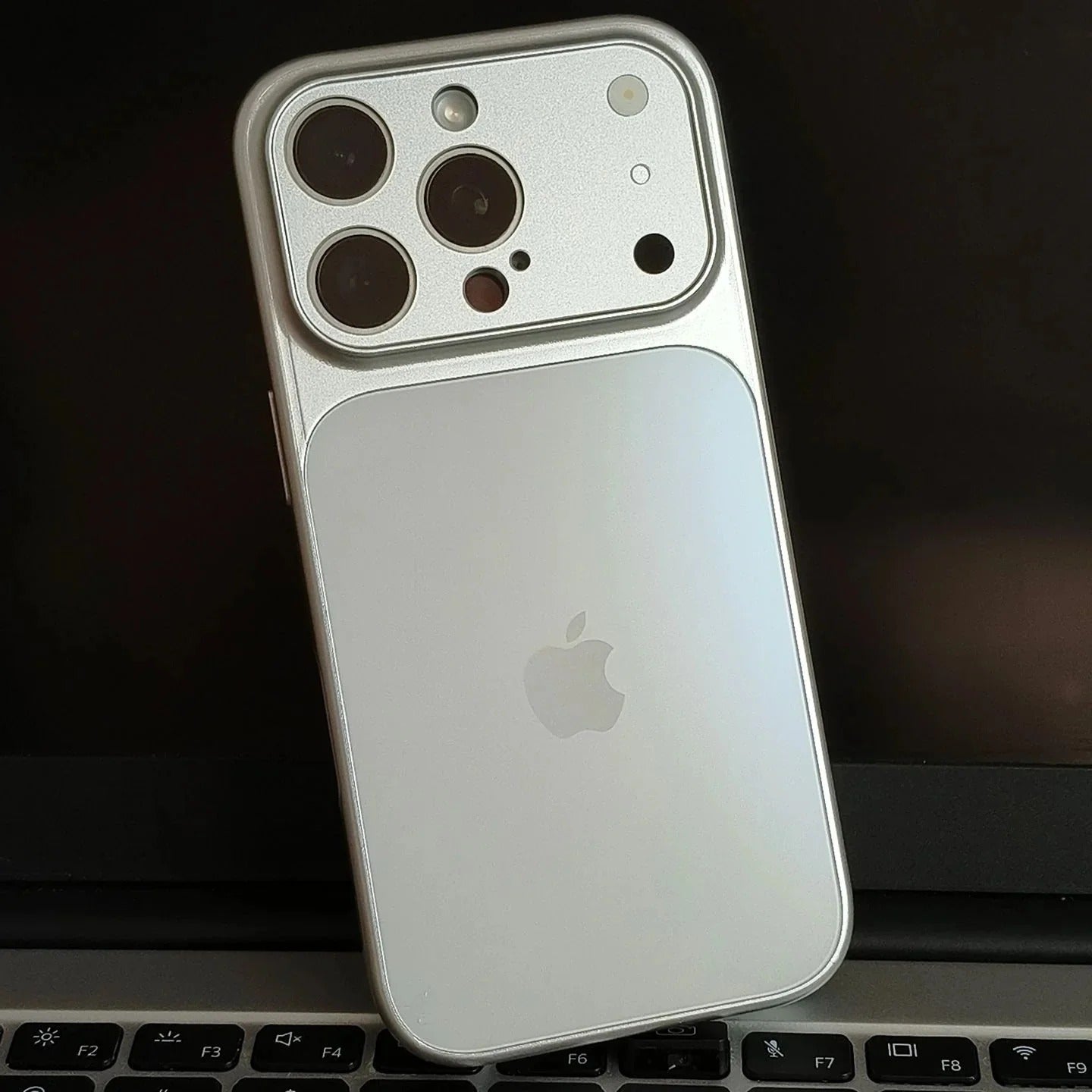 Mattapintainen metallinen MagSafe-suojakotelo iPhoneen