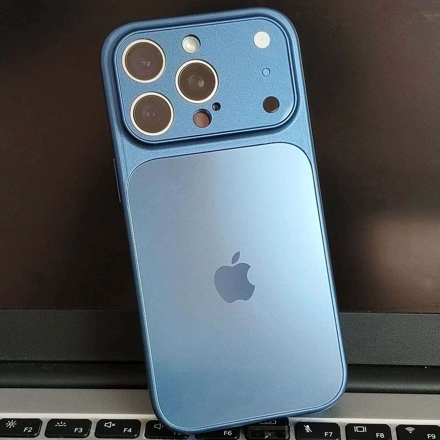 Mattapintainen metallinen MagSafe-suojakotelo iPhoneen