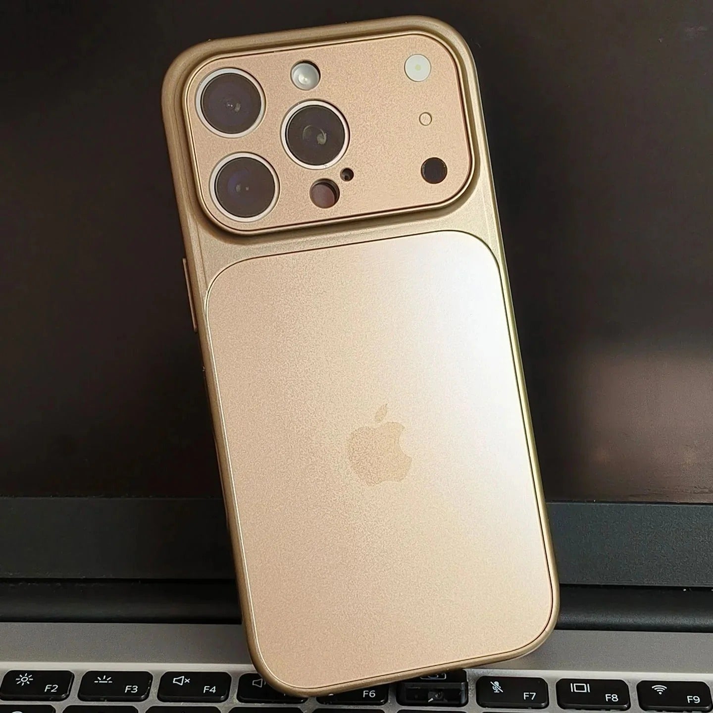Mattapintainen metallinen MagSafe-suojakotelo iPhoneen